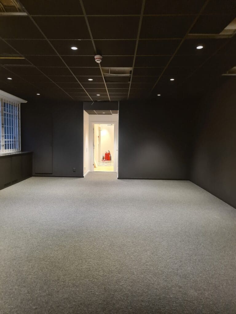 Podcast studio målad i svart