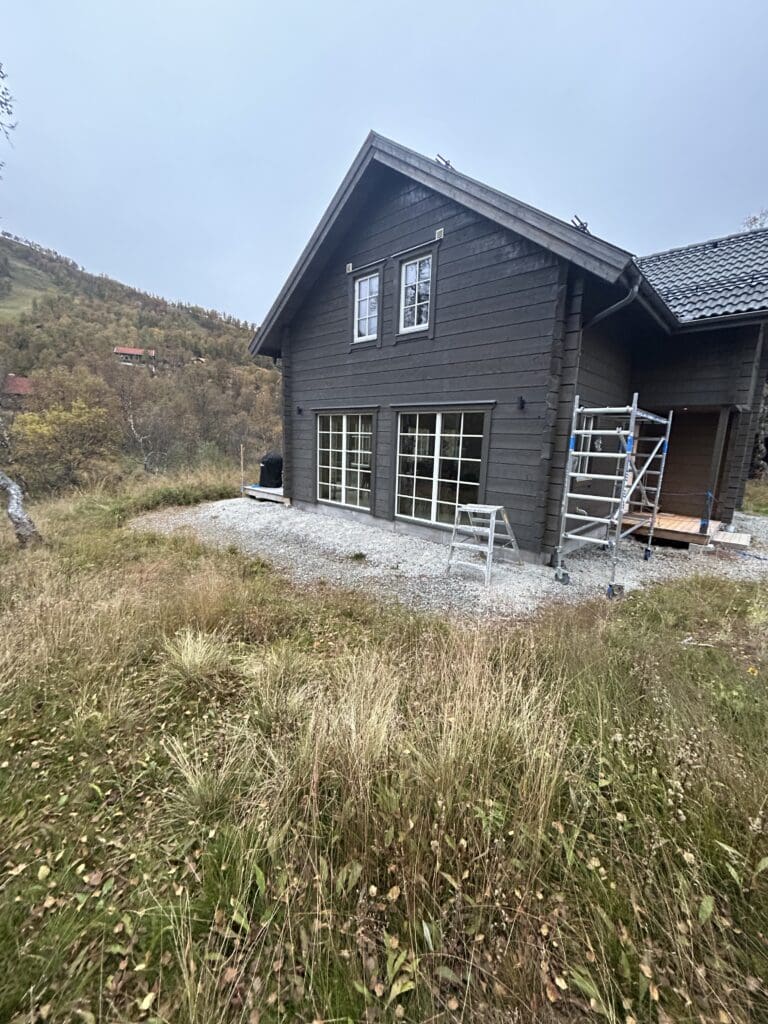 Fjällstuga målad i tjärfärg