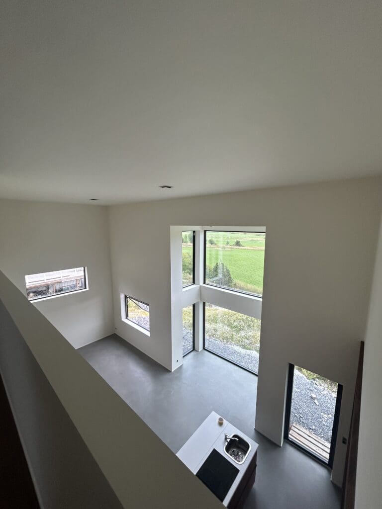 Nybyggd modern villa med högt i tak