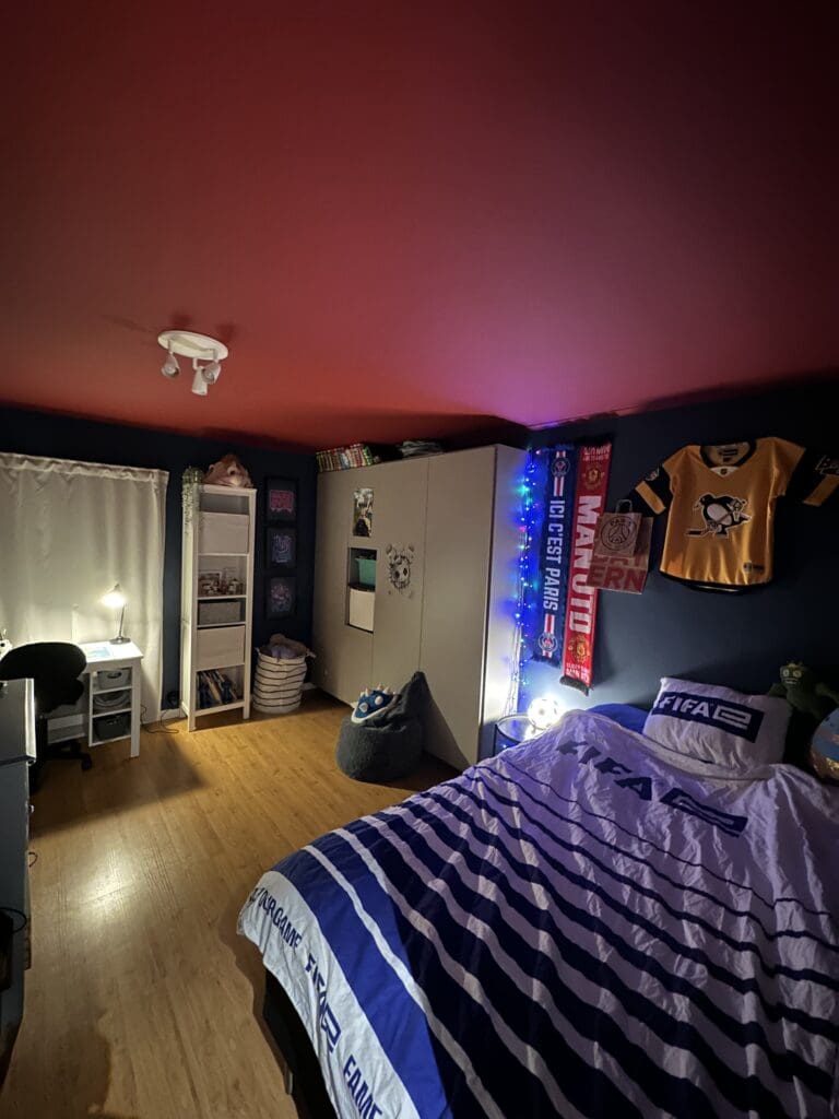 Barnrum i Barcelonas färger, fotbollsrum med rött tak och dova mörkblå väggar